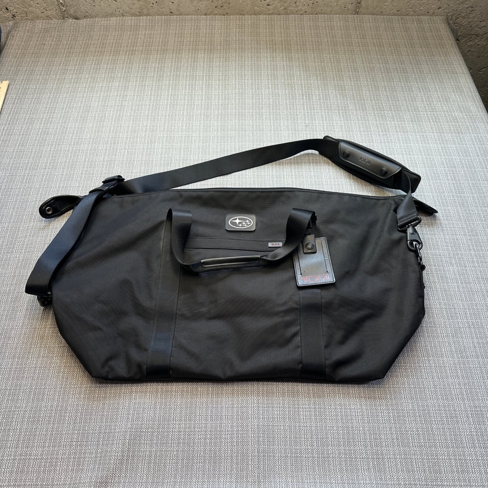 Tumi Subaru Black Ballistic Nylon Duffle Bag Travel Weekender‎ Carry On Shoulder